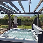 Jacuzzi, Bbq & Ev Plug - 5br Villi With Garden *