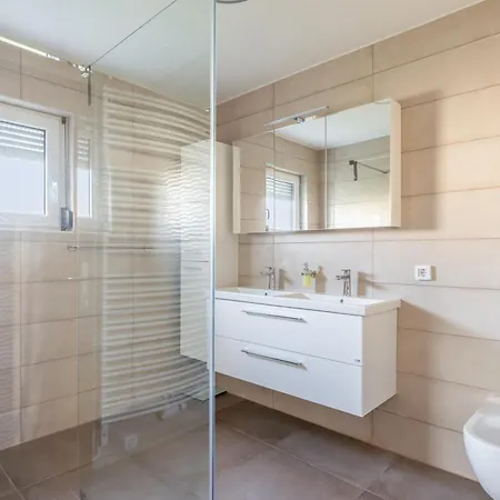 Jacuzzi, Bbq & Ev Plug - 5br Villi With Garden Villa