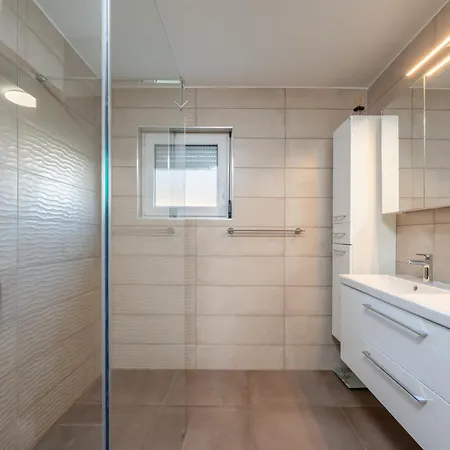 Jacuzzi, Bbq & Ev Plug - 5br Villi With Garden